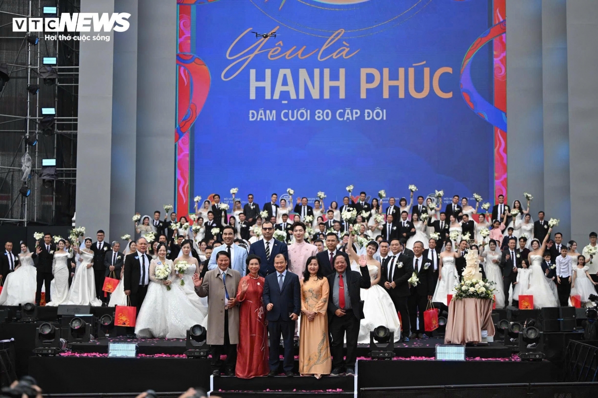 Mass wedding of 80 couples energizes Vietnam Happy Fest in Hanoi